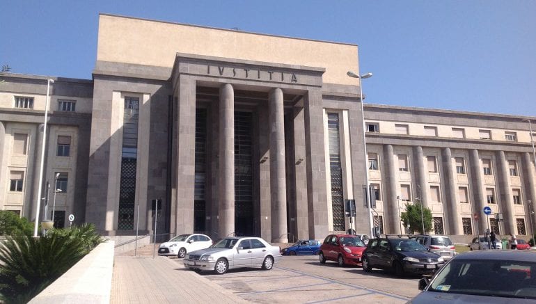 OSSI CANI TRIBUNALE DI CAGLIARI