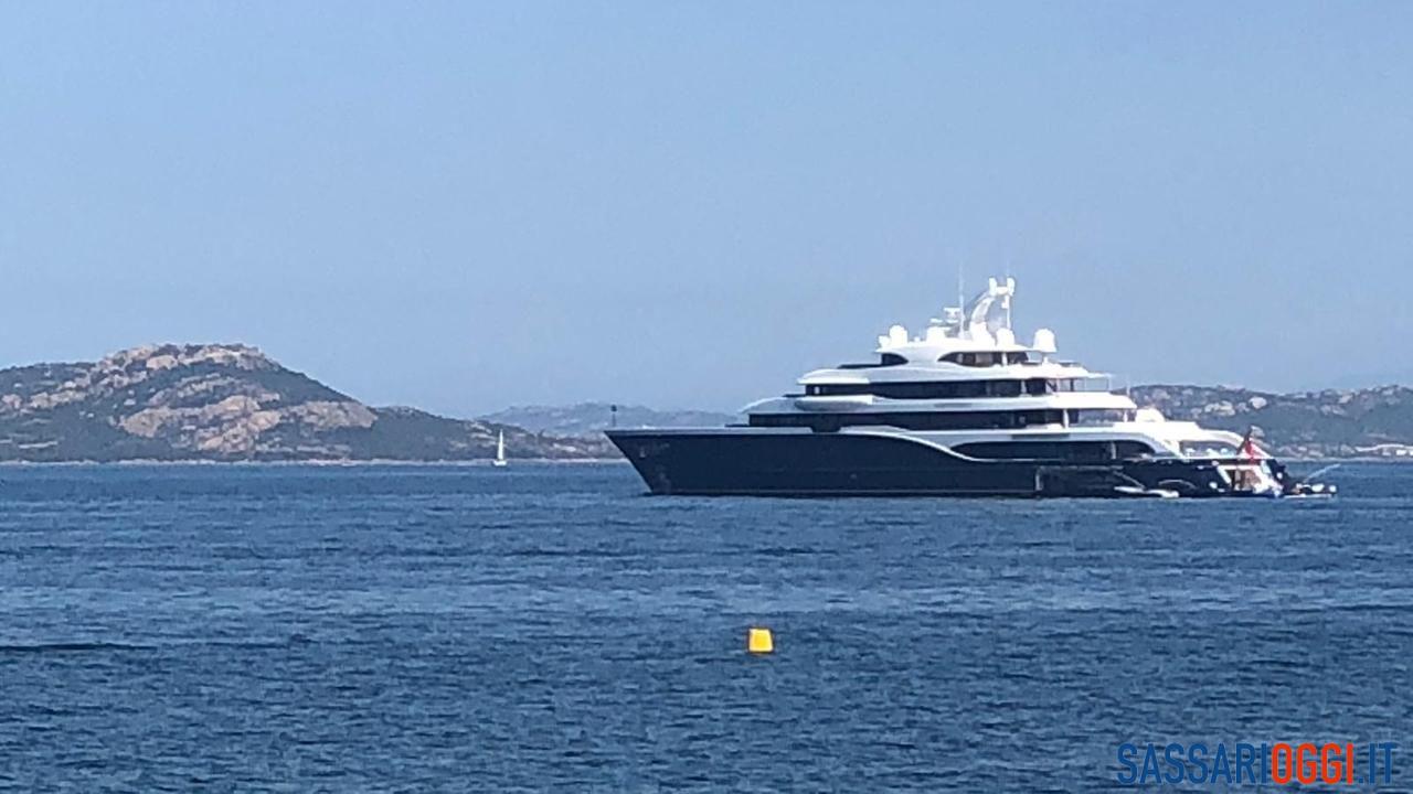 Symphony, lo yacht di Louis Vuitton è approdato a Catanzaro