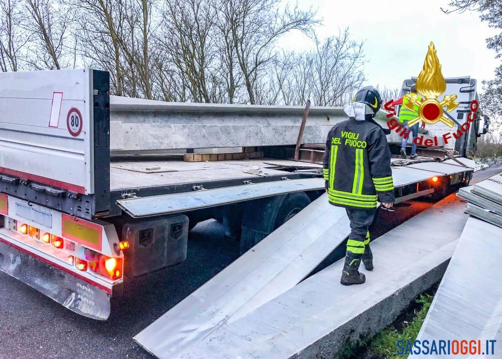 Camion Perde Il Carico Sulla Statale 131, Traffico In Tilt