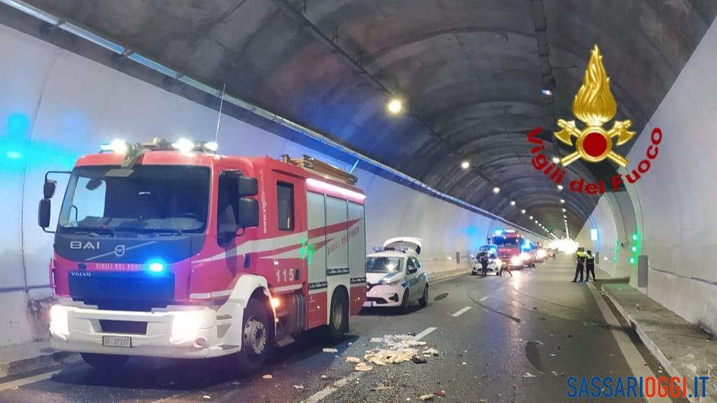 Schianto Nella Galleria, Si Ribalta Un'auto: Due Feriti Gravi In Codice ...