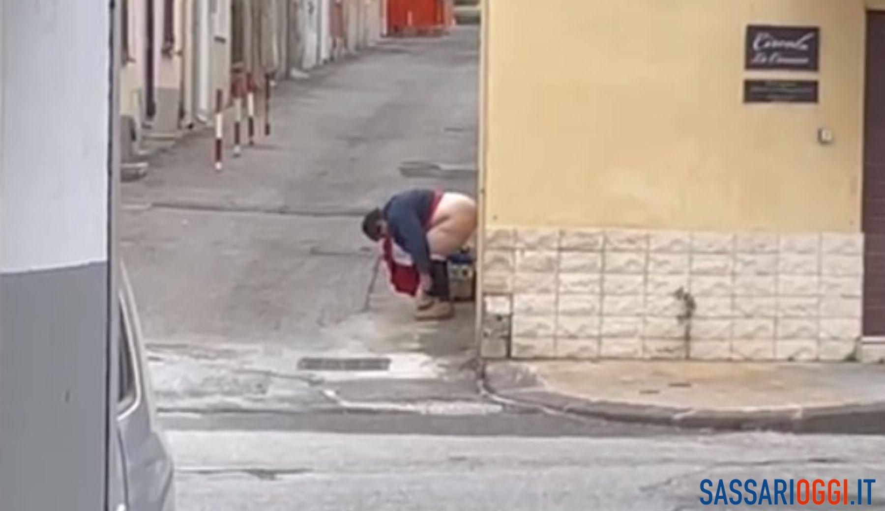 Si slaccia i pantaloni e la fa in strada a Sassari davanti a tutti