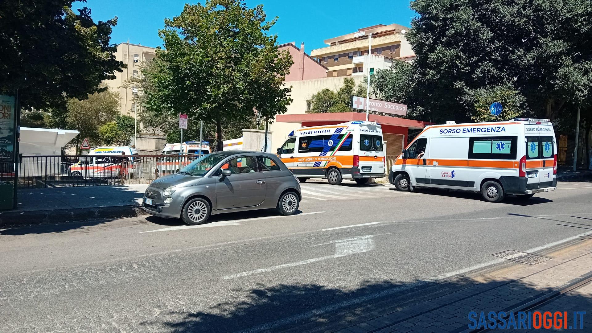 Ambulanze in fila da ore, pazienti in attesa, caos al Pronto Soccorso di Sassari