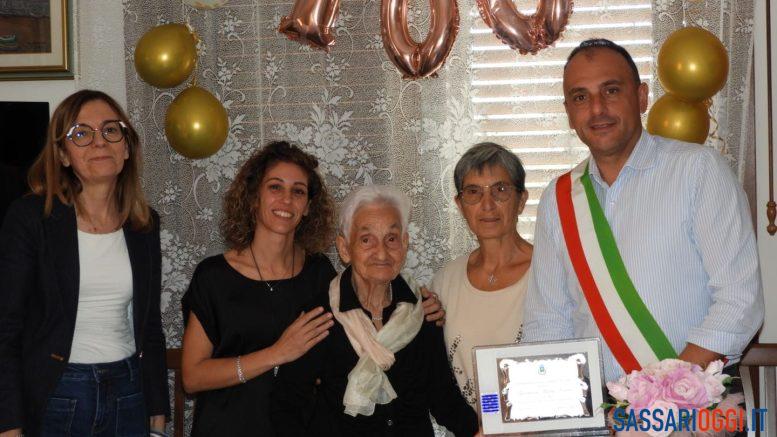 Zia Giovanna Maria Nonna compie 100 anni, grande festa a Osilo