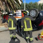 Auto ribaltata ad Alghero, conducente incastrato salvato dai vigili del fuoco