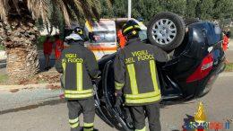 Auto ribaltata ad Alghero, conducente incastrato salvato dai vigili del fuoco