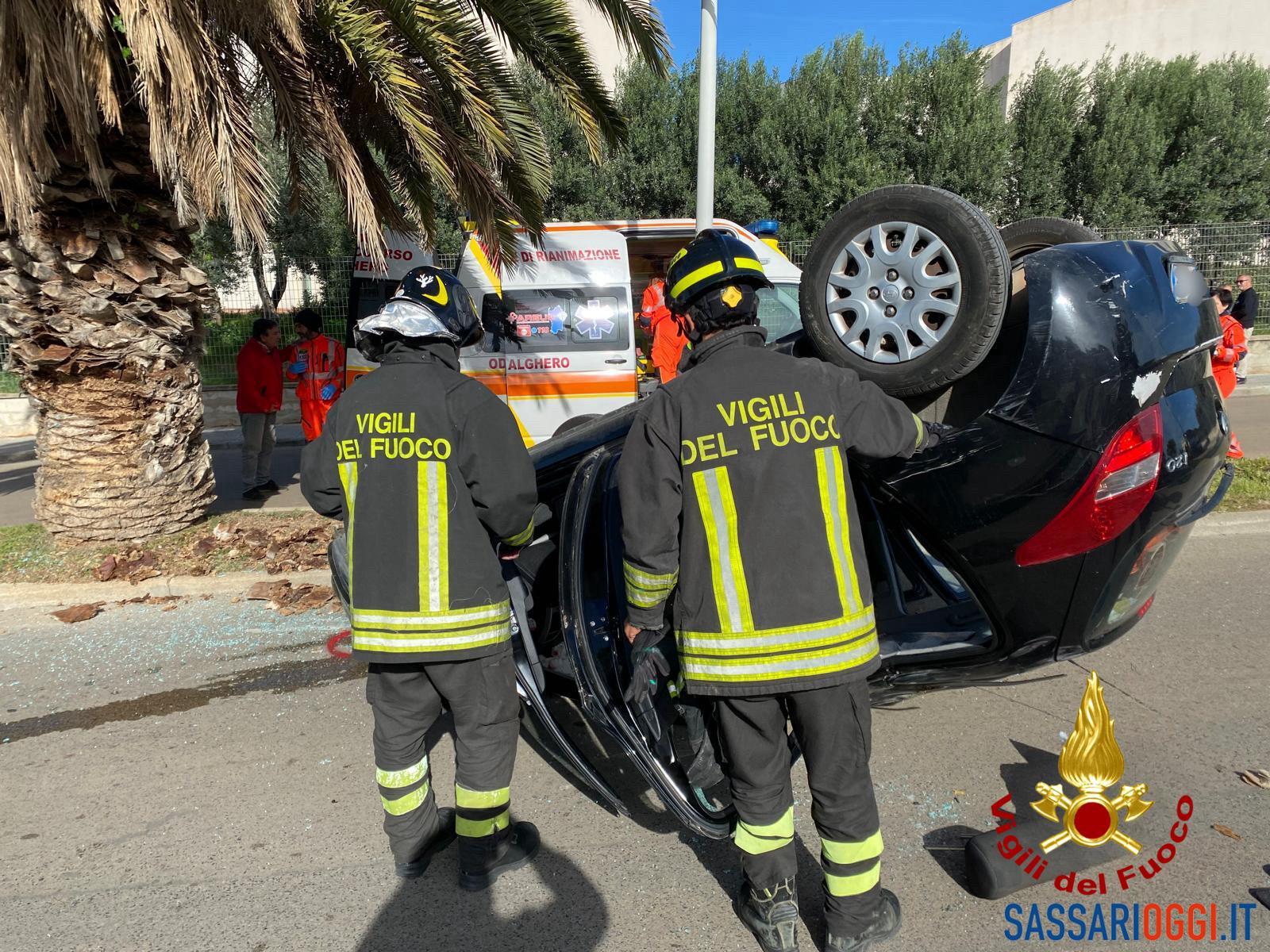 Auto ribaltata ad Alghero, conducente incastrato salvato dai vigili del fuoco