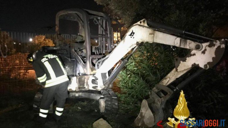 Incendio distrugge un miniescavatore a Sassari, l'ipotesi del dolo