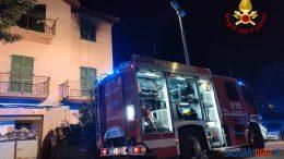 Incendio in una casa di Bosa, madre ustionata e figlio intossicato