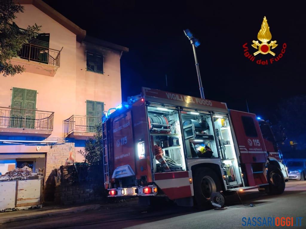 Incendio in una casa di Bosa, madre ustionata e figlio intossicato