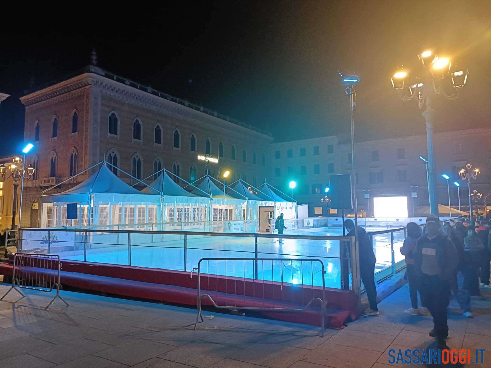 Una pista di pattinaggio su ghiaccio in piazza d’Italia a Sassari