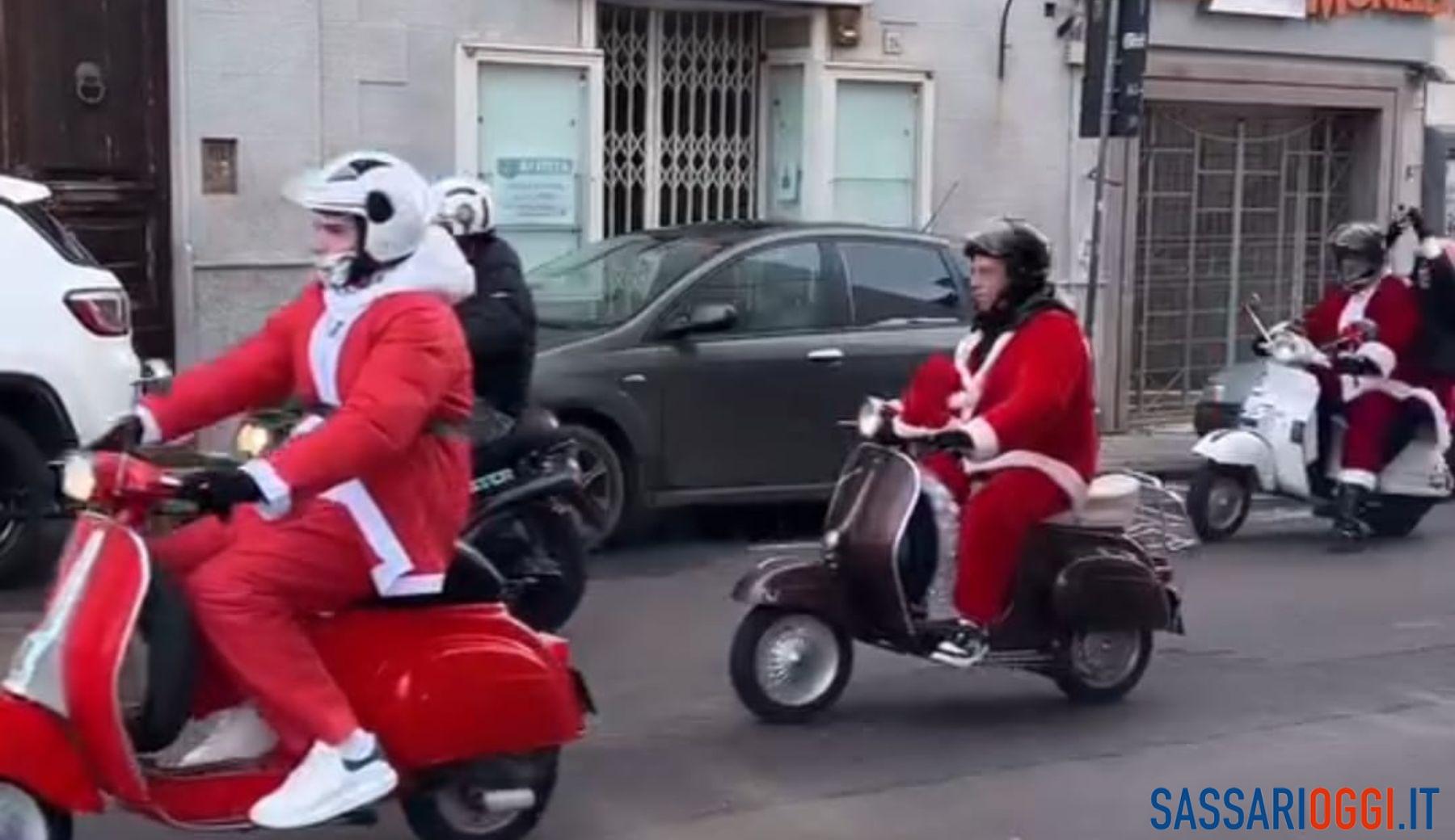 Babbo Natale in Vespa regala sorrisi ai bambini di Sassari