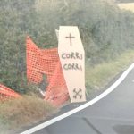 Corri, corri la bara e il macabro avviso sulla strada a Caniga