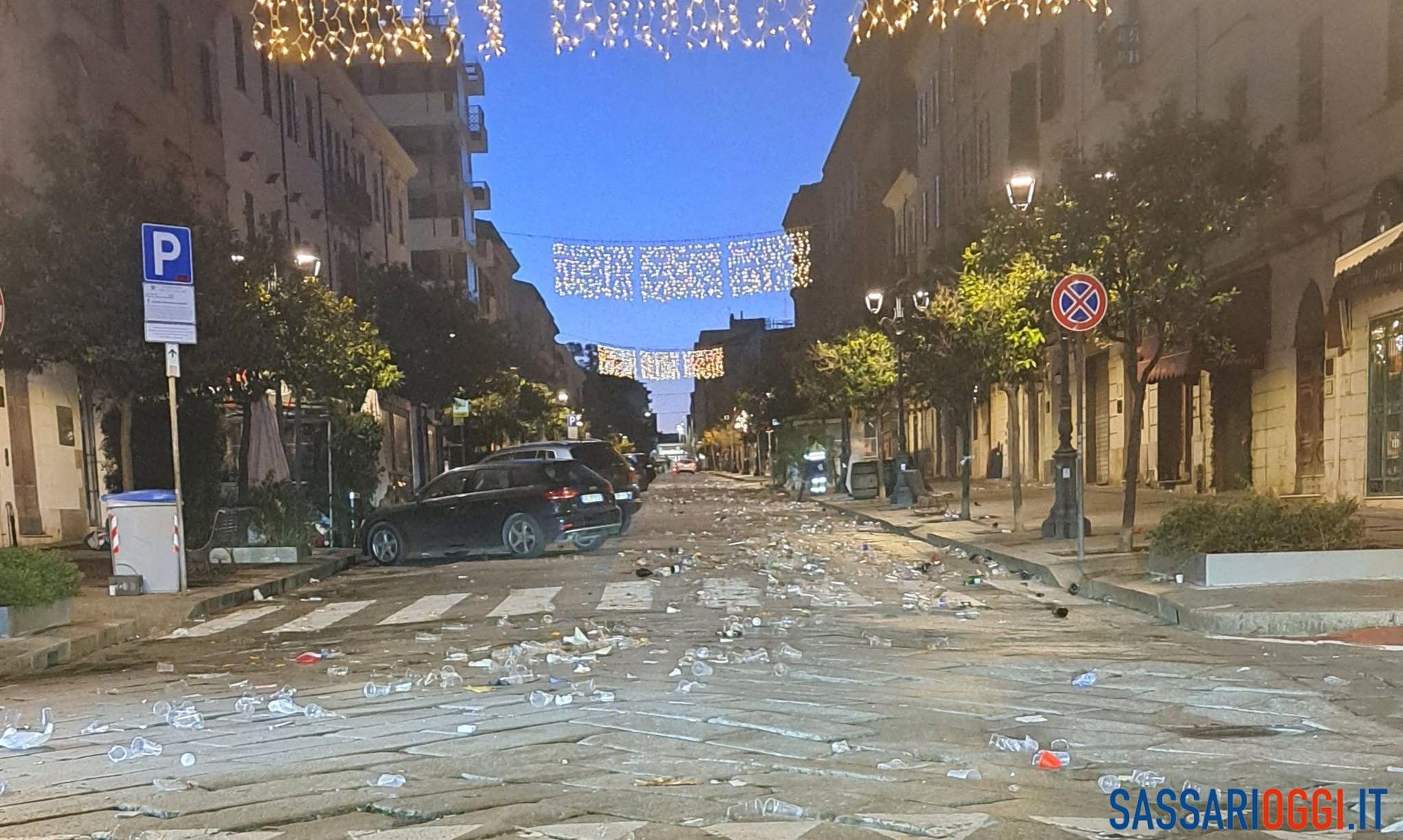 Il centro di Sassari invaso dai rifiuti dopo l'aperitivo natalizio