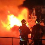 Notte di paura a Fertilia, un incendio al porto distrugge le barche