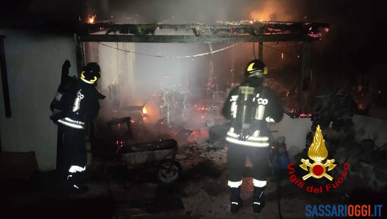 Abitazione in fiamme tra Alghero e Bosa, scatta l'allarme