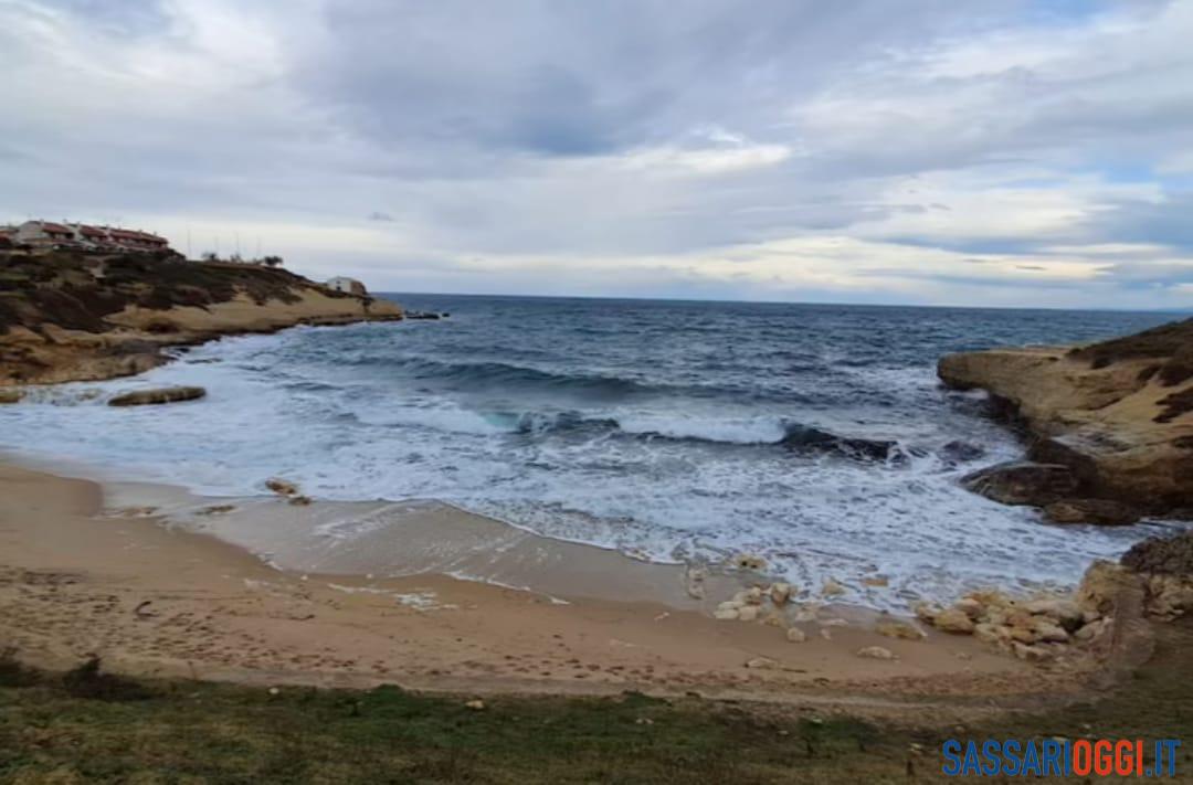 Mareggiate a Porto Torres, Balai spiaggia perde il suo arenile