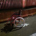 Una carrozzina per disabili abbandonata vicino la stazione di Sassari