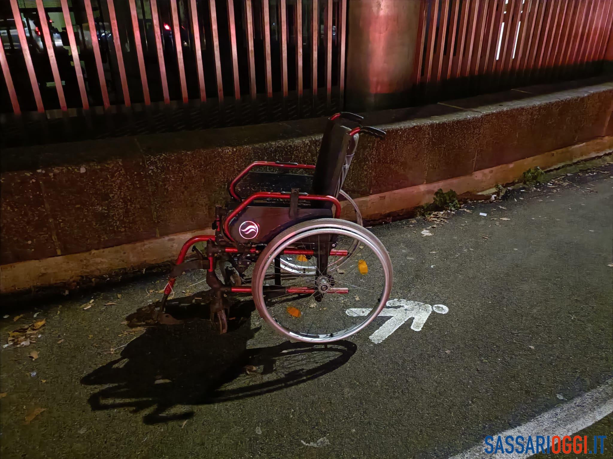 Una carrozzina per disabili abbandonata vicino la stazione di Sassari