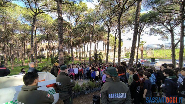 A scuola di ecologia, i bambini di Alghero piantano alberi