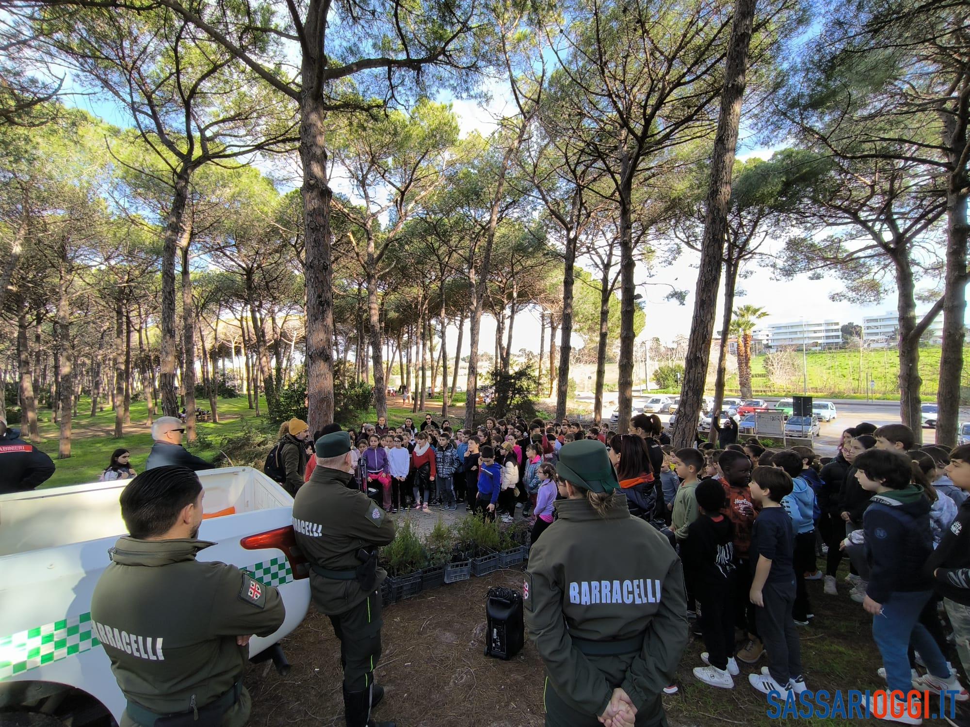 A scuola di ecologia, i bambini di Alghero piantano alberi