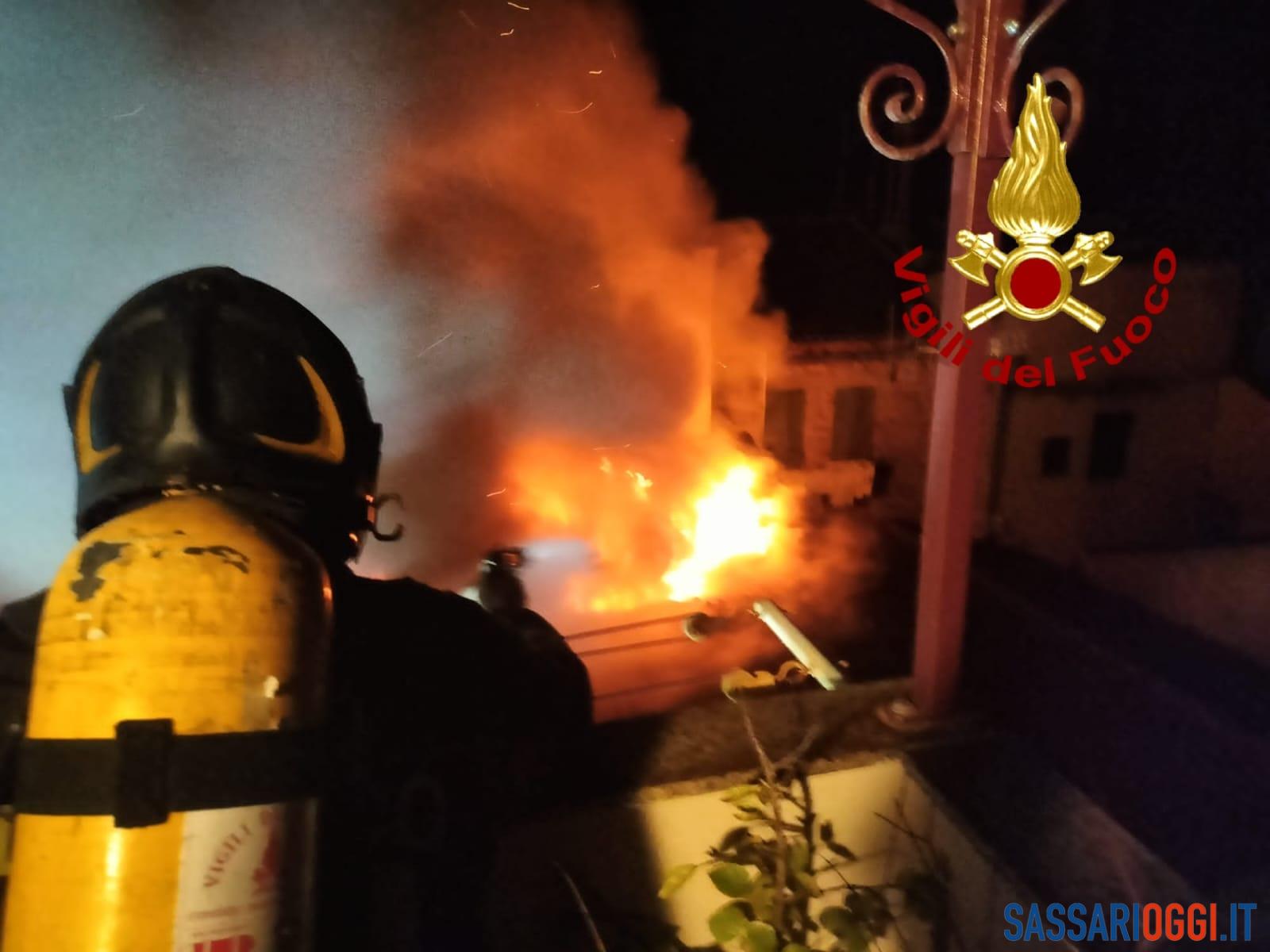 Incendio in una casa nel centro storico di Alghero