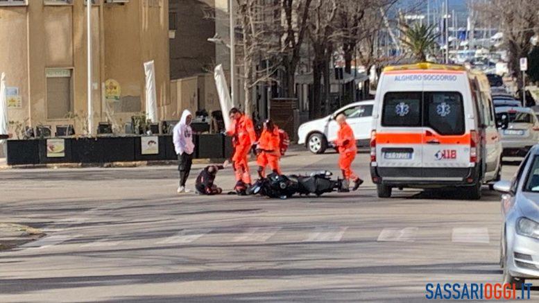 Incidente nel centro di Alghero, scontro tra auto e moto