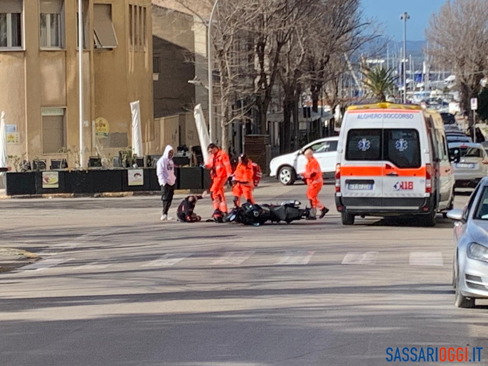 Incidente nel centro di Alghero, scontro tra auto e moto