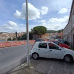 A Sennori le auto sui marciapiedi e i pedoni per strada