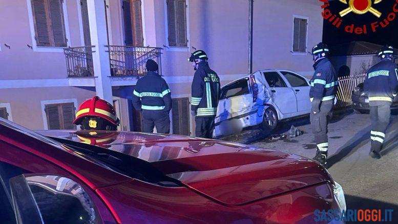 Auto sfonda ringhiera a Ozieri e colpisce due vetture in sosta