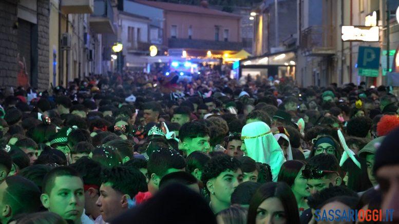 Carnevale Sennorese, una marea di maschere invade via Roma